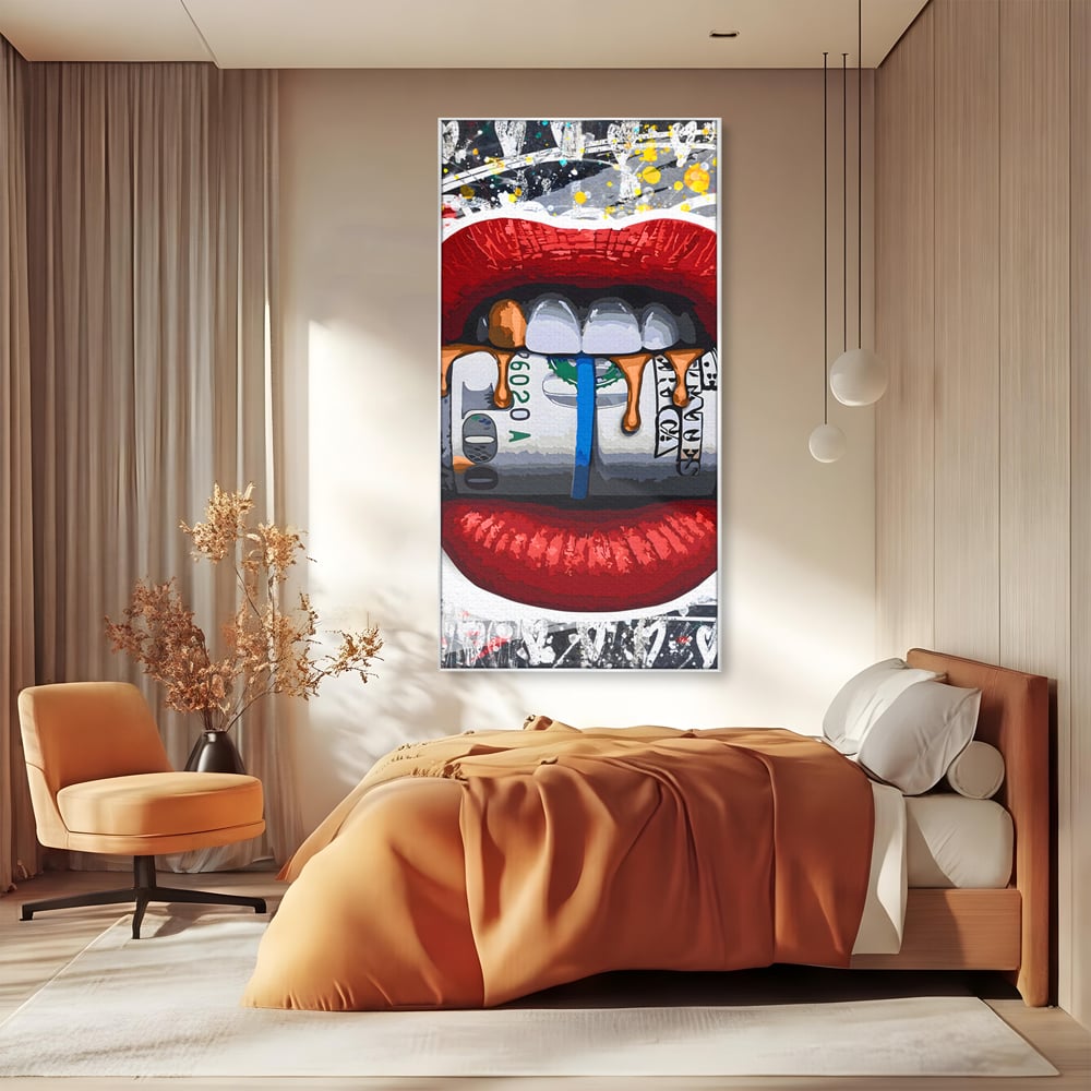 Tablou canvas cu ilustratie digitala buze rosii cu bani, in rama de aluminiu argintiu, pe perete intr-un dormitor